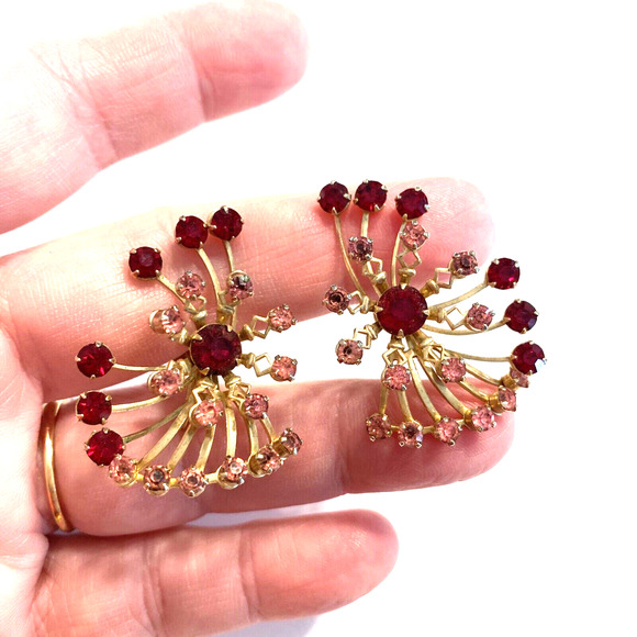 Vintage Mid Century Screwback Earrings Starburst Red & Pink Rhinestone on Gold - Picture 2 of 7